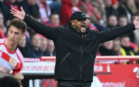 فينسنت كومباني يساند مانويل نوير عقب خطأه في مباراة تعادل بايرن ميونيخ