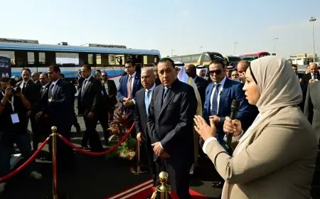 رئيس الوزراء يكشف عن أول قطار مترو من 55 للخط الأول بالقاهرة