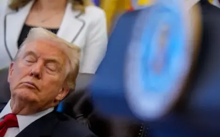 رواد التواصل الاجتماعي يسخرون من صور ترامب النائم الرئيس الأمريكي