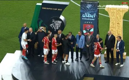 زيزو يثير الجدل برفضه السلام على نائب رئيس الزمالك خلال مراسم تتويج السوبر