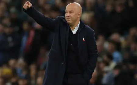 سلوت يوجه انتقادات للتحكيم ويعترف بتفوق مانشستر سيتي على ليفربول