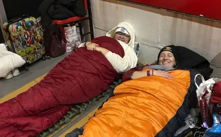 مشجعو مانشستر يونايتد يتجمعون لدعم المشردين في أولد ترافورد