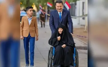 في لفتة نادرة: رئيس وزراء العراق يشارك في الانتخابات البرلمانية مع والدته
