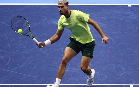 كارلوس ألكاراز يحقق فوزًا مثيرًا في البطولة الختامية للتنس