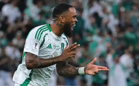 المدير الرياضي للأهلي السعودي يكشف حقيقة رحيل إيفان توني