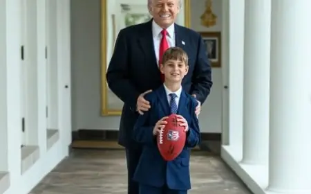 ترامب يستمتع باللعب مع حفيده في أروقة البيت الأبيض بالصور