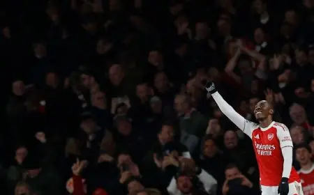 دعابة “من هو إيزي؟” تنقلب على مدرب توتنهام وتثير الجدل