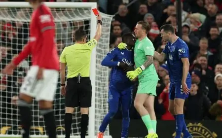 إيفرتون يستغني عن لاعب بعد صفع زميله في مواجهة مانشستر يونايتد