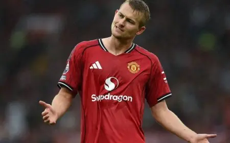 مدافع يونايتد يوجه انتقادات لاذعة لزملائه إثر الهزيمة من إيفرتون بعشرة لاعبين فقط