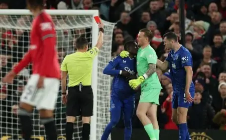 خسارة مانشستر يونايتد أمام 10 لاعبين تهز أولد ترافورد وتدخل التاريخ