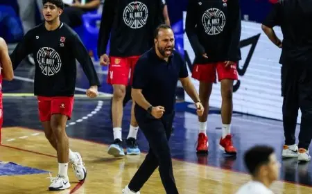 الأهلي يتوج بلقب دون استلام الكأس ومنافسه مشغول بالعشاء