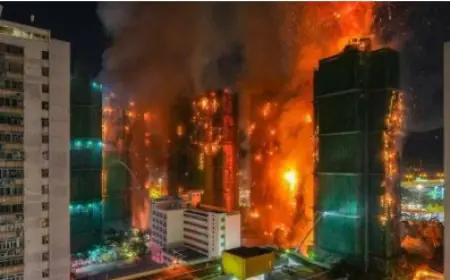 حريق هائل يضرب هونج كونج: عشرات الضحايا ومئات المفقودين في كارثة مأساوية