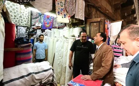 مدبولي يتجول في الخيامية ويعلن عن إقامة معرض الحرف التراثية بحديقة الفسطاط