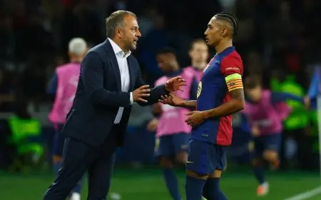 رافينيا يواسي هانزي فليك بلقطة مؤثرة عقب مباراة برشلونة وألافيس