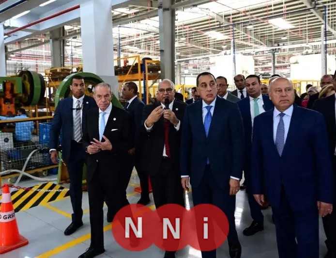 رئيس الوزراء مدبولي يتفقد معرض المنتجات النهائية في مصنع الفلاتر للمركبات والصناعة