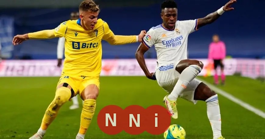 قبلة غير متوقعة تثير لاعبًا ساذجًا وتؤدي إلى طرده من الملعب