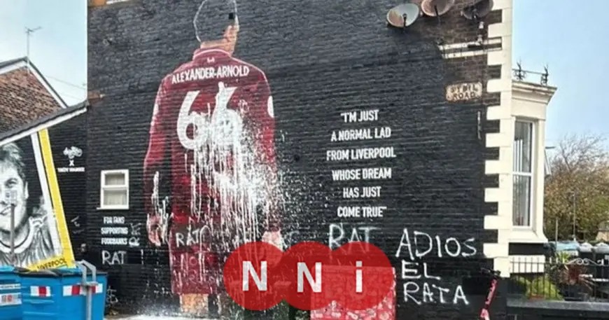 استقبال عدائي لأرنولد في ليفربول تحت شعار وداعاً أيها الجرذ