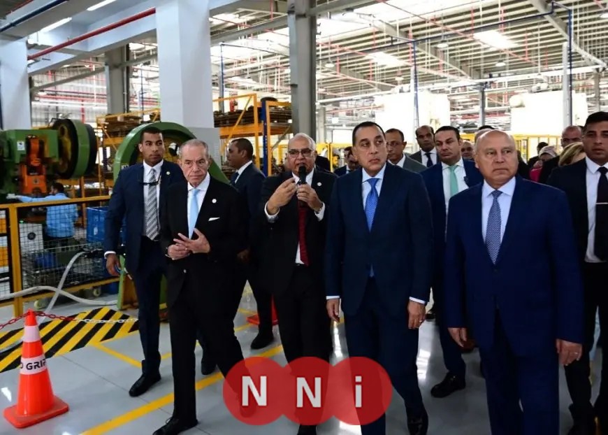رئيس الوزراء مدبولي يتفقد معرض المنتجات النهائية في مصنع الفلاتر للمركبات والصناعة
