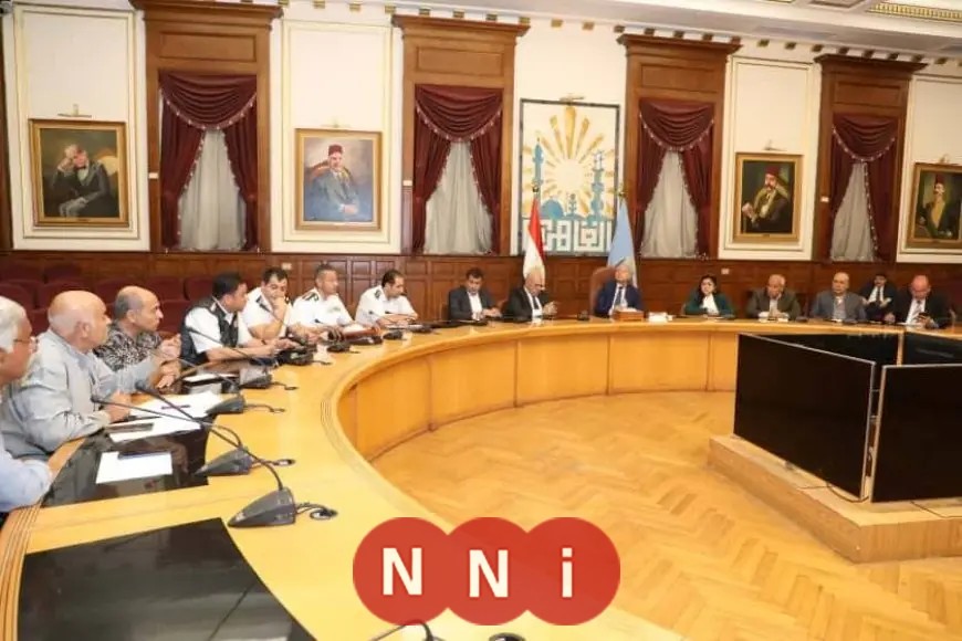 محافظ القاهرة يؤكد على تعزيز الانضباط وتنظيم الميادين وتحسين المواقف النموذجية