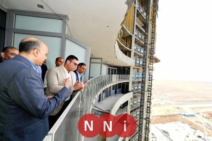 وزير الإسكان يراجع تقدم تنفيذ أبراج الداون تاون وكوبري C19 في العلمين الجديدة