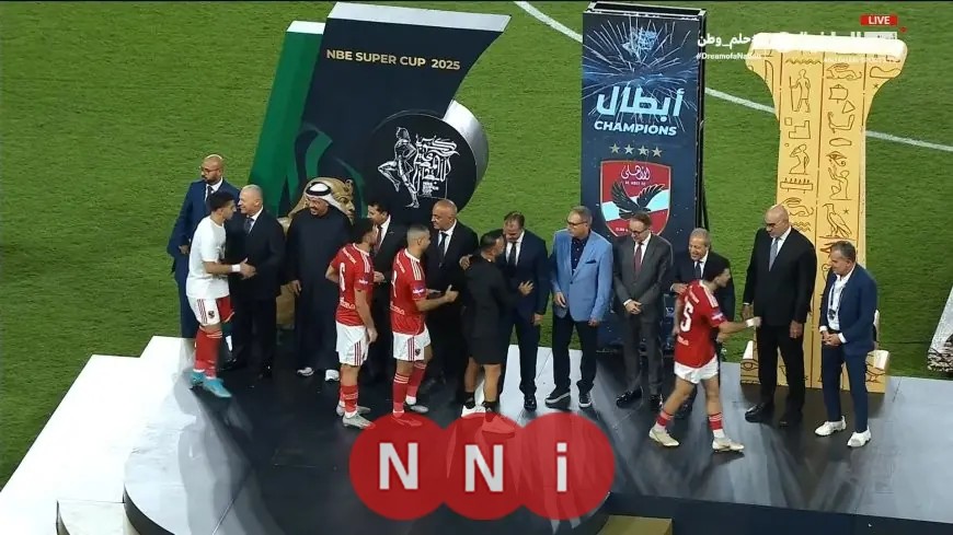 زيزو يثير الجدل برفضه السلام على نائب رئيس الزمالك خلال مراسم تتويج السوبر