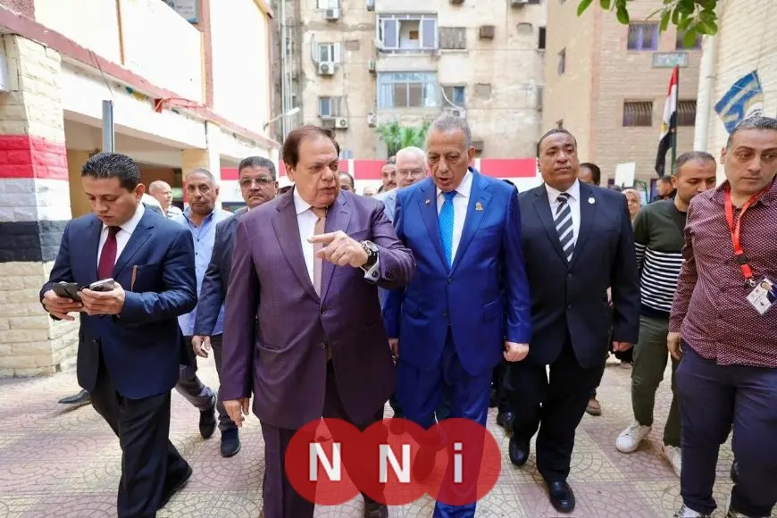 أبو العينين يحظى بترحيب واسع من الناخبين خلال جولته في لجان الجيزة