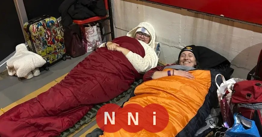 مشجعو مانشستر يونايتد يتجمعون لدعم المشردين في أولد ترافورد