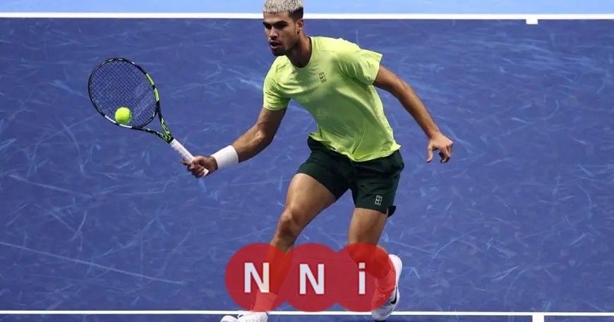 كارلوس ألكاراز يحقق فوزًا مثيرًا في البطولة الختامية للتنس