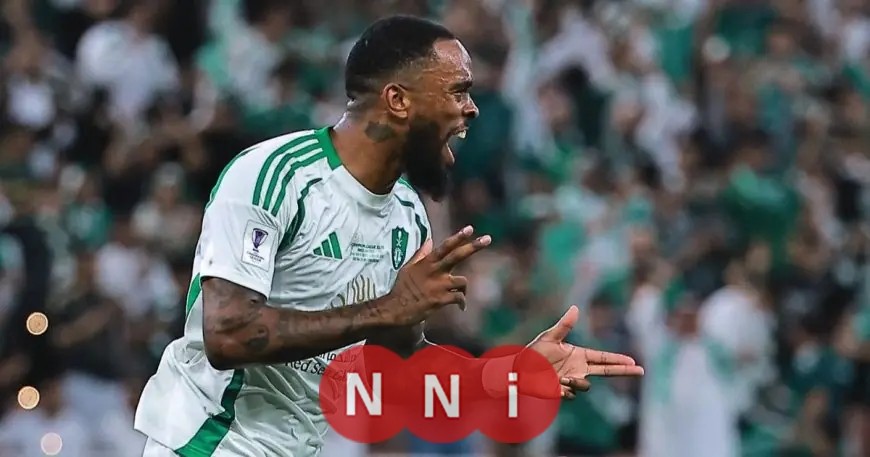 المدير الرياضي للأهلي السعودي يكشف حقيقة رحيل إيفان توني