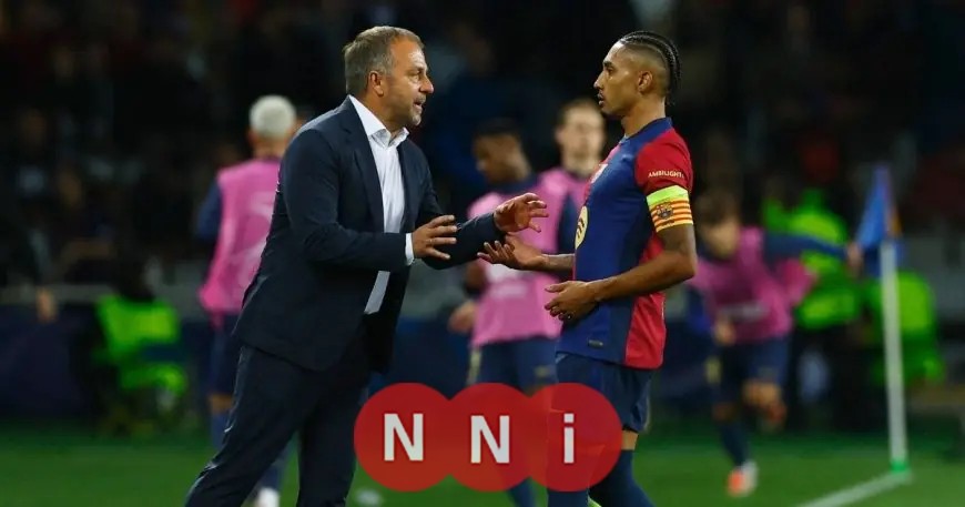 رافينيا يواسي هانزي فليك بلقطة مؤثرة عقب مباراة برشلونة وألافيس