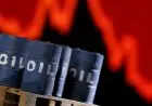 أسعار النفط تشهد انخفاضاً طفيفاً وسط تركيز مستمر على فائض المعروض