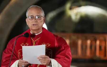 البابا يصلي لسلام لبنان والمشرق أثناء زيارته لدير عنايا