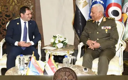 وزير الدفاع ورئيس الأركان يجتمعان مع قادة الوفود العسكرية في معرض إيديكس لتعزيز العلاقات الدفاعية