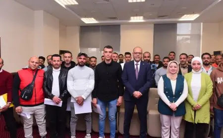 وزير العمل يفتح آفاق جديدة: تسليم 25 عقد عمل لشباب مصري في الإمارات