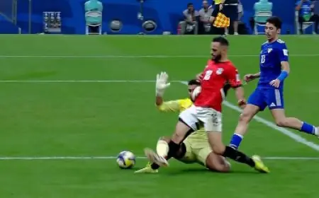 طرد حارس الكويت بعد تدخل عنيف على مروان حمدي في المباراة