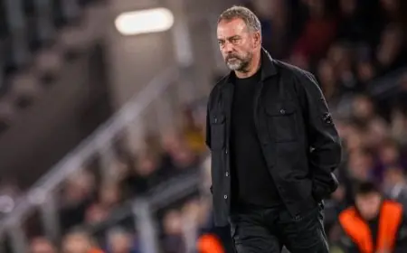 فليك يعلن عن حالة بيدري وأولمو ويثني على روح القتال لدى لاعبي برشلونة