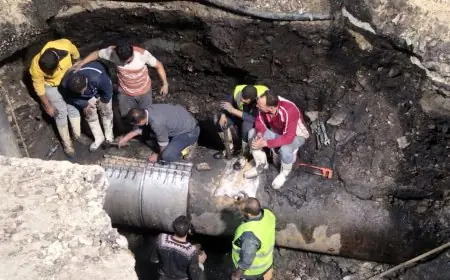 إصلاح كسر خط المياه يعيد تدفق المياه بحجم 1000 مم أمام مستشفى أم المصريين