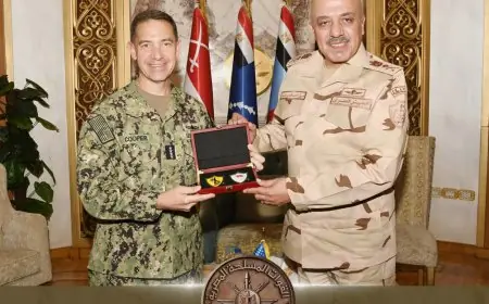 رئيس أركان حرب القوات المسلحة يجتمع مع قائد القيادة المركزية الأمريكية لتعزيز التعاون العسكري