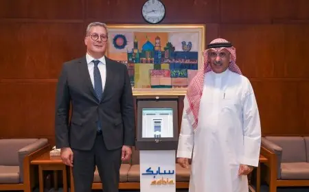 وزير البترول يناقش تعزيز التعاون في البتروكيماويات مع الرئيس التنفيذي لسابك