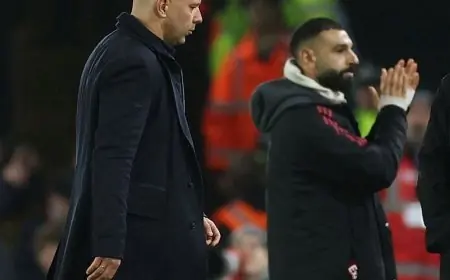 جماهير ليفربول في حيرة: محمد صلاح أم سلوت.. من يبقى ومن يرحل؟