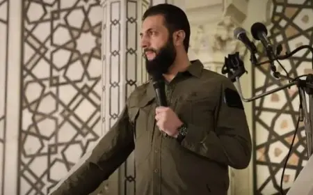 مرور عام على سقوط الأسد: الشرع يعود بمظهر عسكري في المسجد الأموي