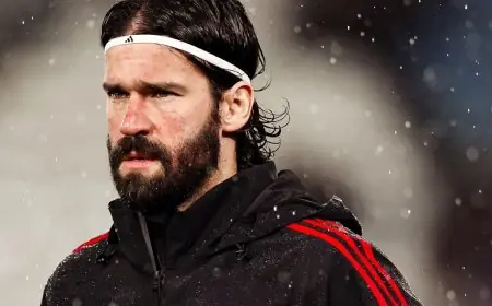 أليسون حارس ليفربول يدعم سلوت ويوجه انتقادات لصديقه النجم صلاح