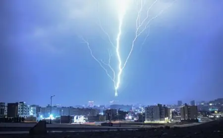 الأرصاد تصدر تحذيرًا عاجلًا: احترس من البرق والرعد والعواصف الهوائية
