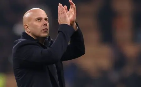 مشجعو ليفربول يوجهون صدمة لمحمد صلاح بهتافات لآرني سلوت في مباراة إنتر