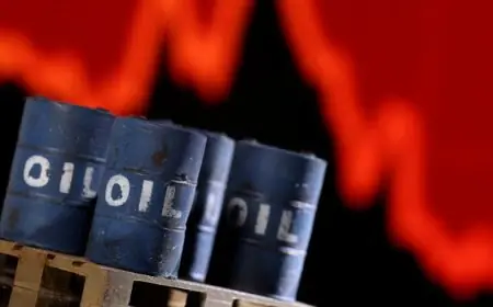 أسعار النفط تشهد انخفاضاً طفيفاً وسط تركيز مستمر على فائض المعروض