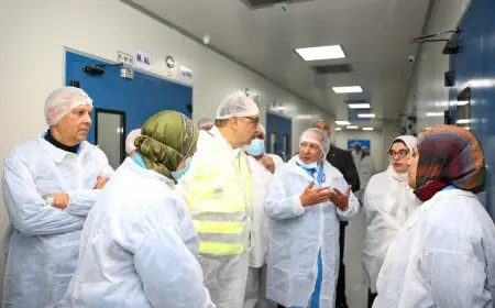 وزير قطاع الأعمال العام يتابع سير العمل والإنتاج خلال زيارته لشركة القاهرة للأدوية