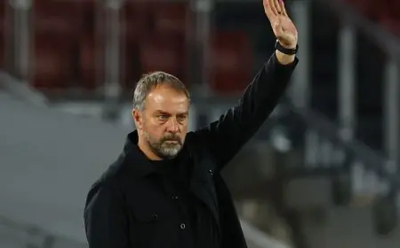 فليك يبارك إنجازات لاماسيا ويزيد التساؤلات حول مستقبل قائد برشلونة