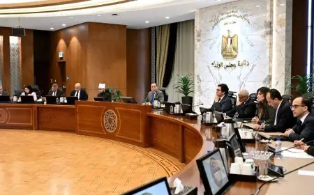 الحكومة تدرس خطط تحسين وتطوير منطقة الزبالين في منشأة ناصر