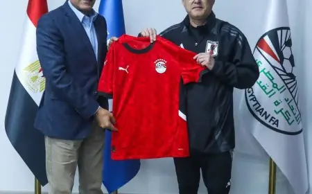 مصطفى عزام يستقبل رئيس بعثة منتخب اليابان وتبادل الدروع في لقاء رسمي مميز