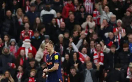 كسر في الضلع وتضرر في الرئة لنجم دفاع نيوكاسل بيرن